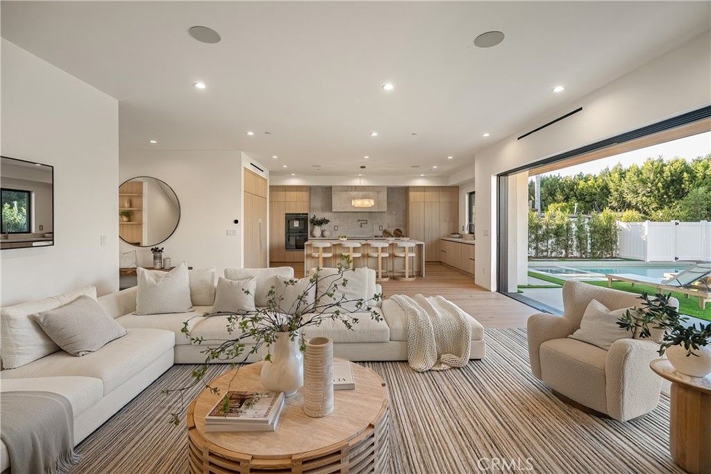 Image 6 of property listing at 15451 Camarillo Street, Sherman Oaks, CA 91403
