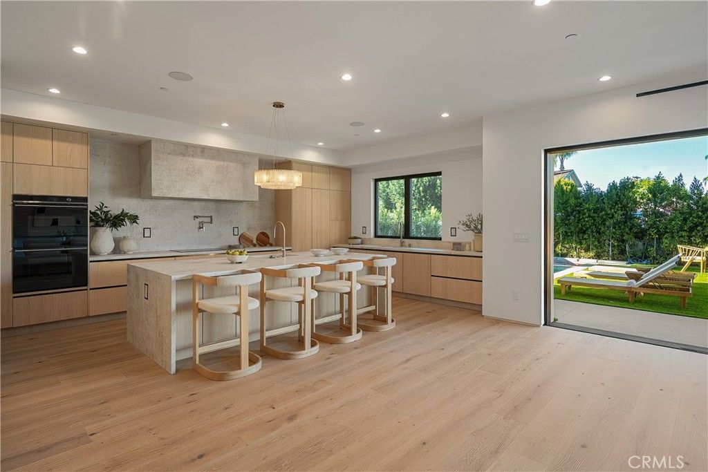 Image 9 of property listing at 15451 Camarillo Street, Sherman Oaks, CA 91403