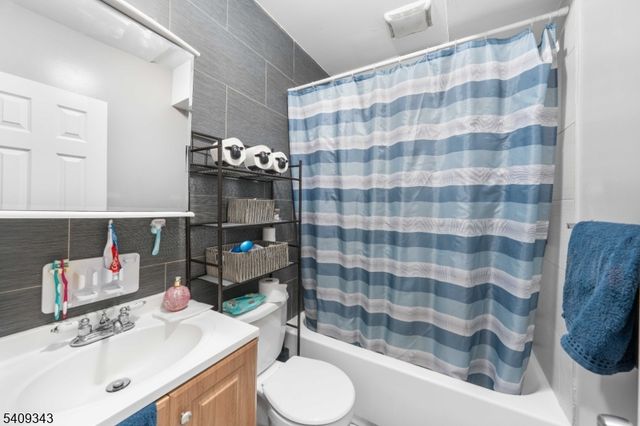 216 Bond St, Elizabeth City, NJ 07206