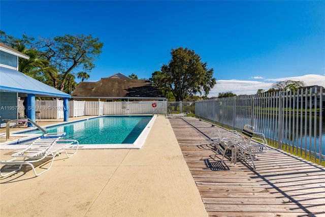 1946 Players Pl, North Lauderdale, FL 33068