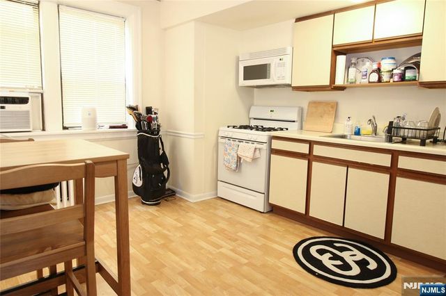 54-56 Oak Street 3, Ridgewood, NJ 07450