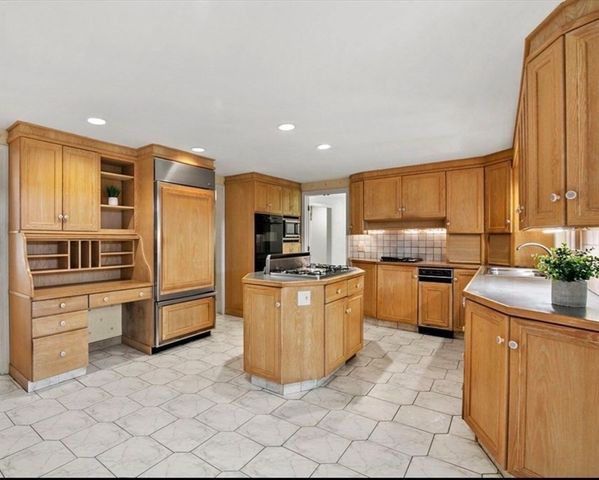 28 Revere Rd, Longmeadow, MA 01106