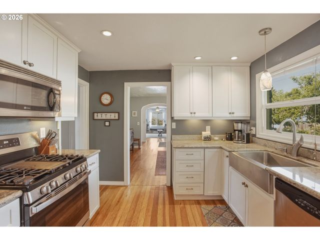942 FAIRWAY Dr, Eugene, OR 97404