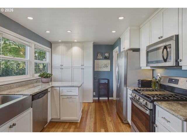 942 FAIRWAY Dr, Eugene, OR 97404