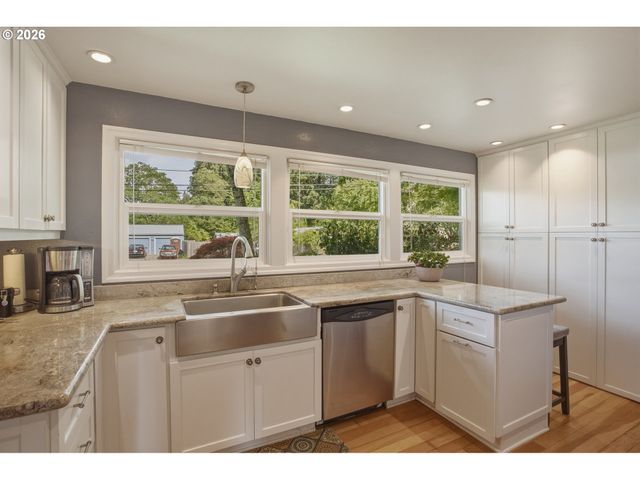 942 FAIRWAY Dr, Eugene, OR 97404