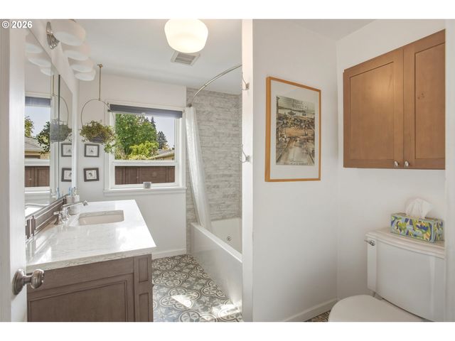 942 FAIRWAY Dr, Eugene, OR 97404