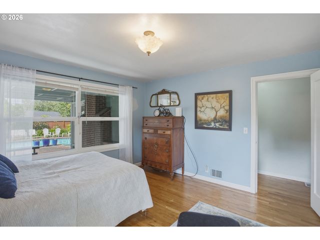 942 FAIRWAY Dr, Eugene, OR 97404