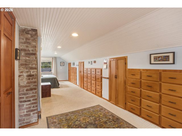 942 FAIRWAY Dr, Eugene, OR 97404