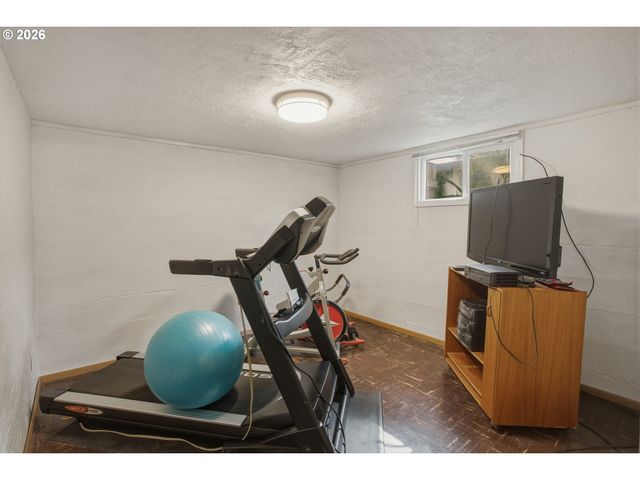 942 FAIRWAY Dr, Eugene, OR 97404