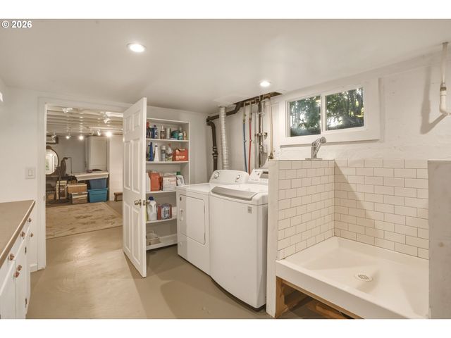 942 FAIRWAY Dr, Eugene, OR 97404