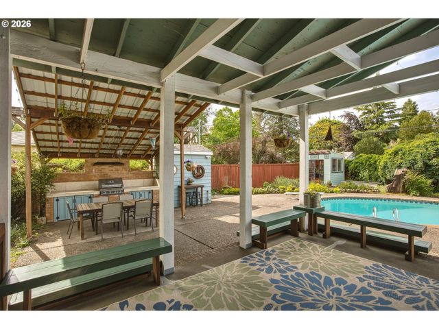 942 FAIRWAY Dr, Eugene, OR 97404