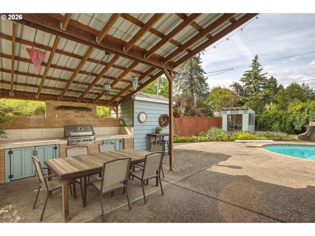 942 FAIRWAY Dr, Eugene, OR 97404