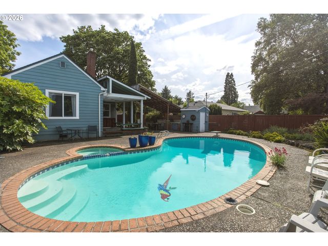 942 FAIRWAY Dr, Eugene, OR 97404