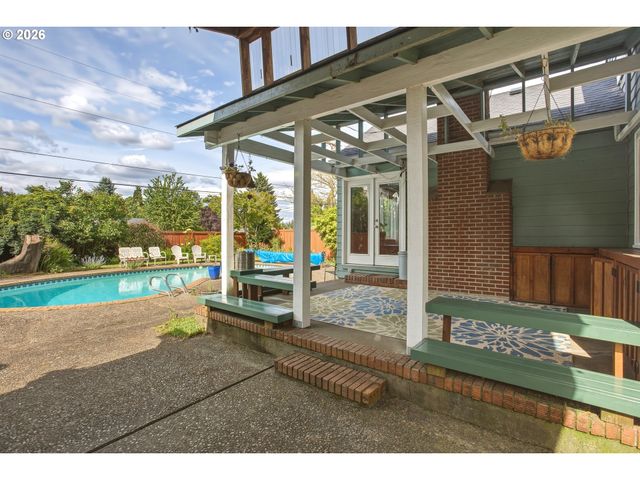 942 FAIRWAY Dr, Eugene, OR 97404