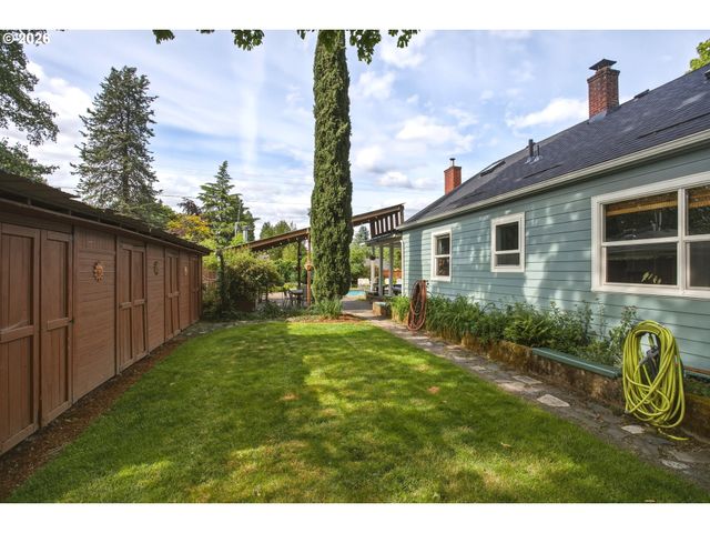 942 FAIRWAY Dr, Eugene, OR 97404