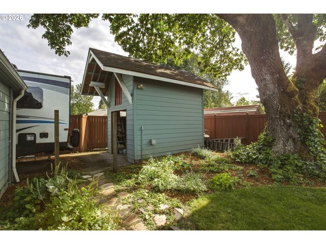 942 FAIRWAY Dr, Eugene, OR 97404