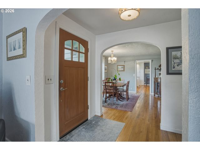 942 FAIRWAY Dr, Eugene, OR 97404