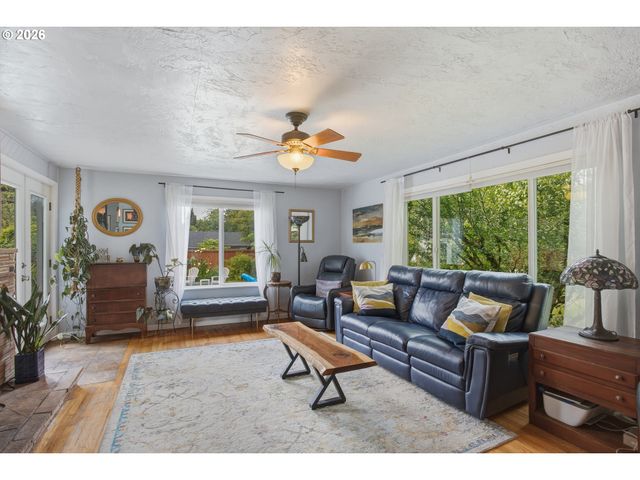 942 FAIRWAY Dr, Eugene, OR 97404