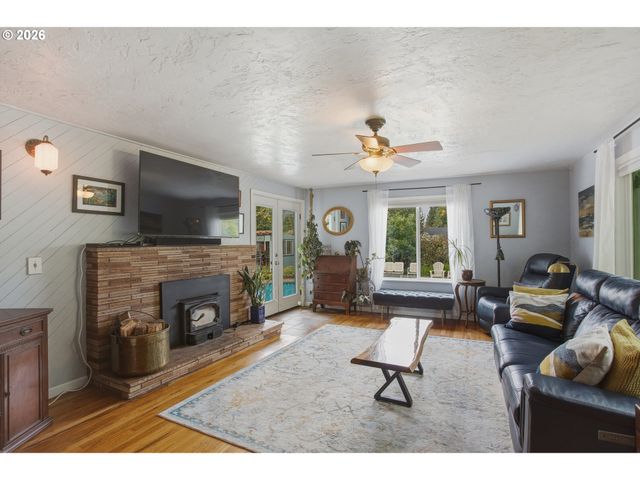 942 FAIRWAY Dr, Eugene, OR 97404