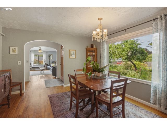 942 FAIRWAY Dr, Eugene, OR 97404