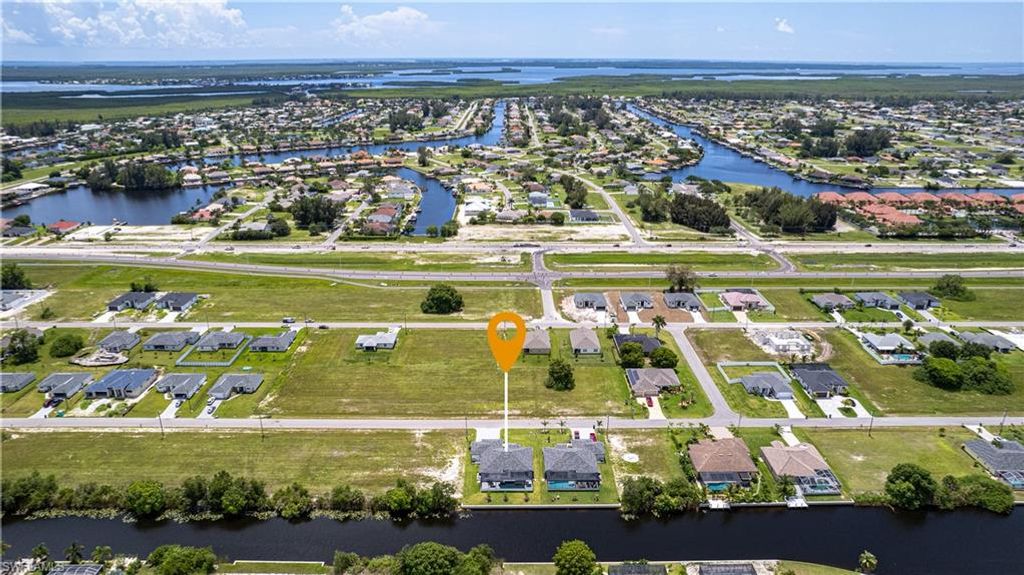 Image 32 of property listing at 337 SW 31st AVE, Cape Coral, FL 33991