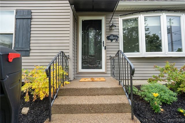 10 Terry Lane, Cheektowaga, NY 14225