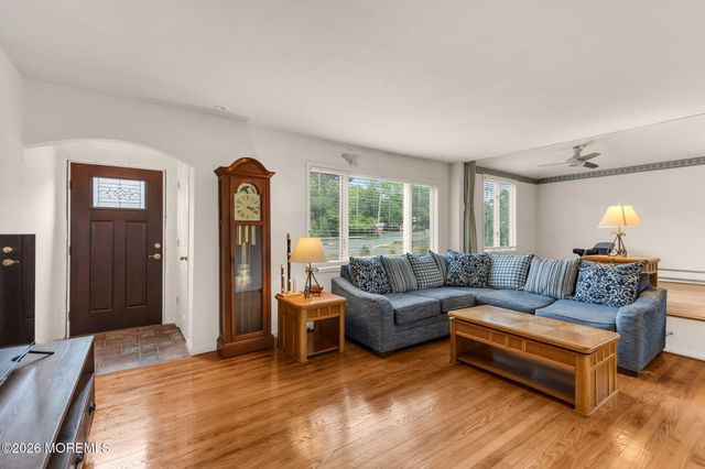 89 Oak Hill Road, Middletown, NJ 07748