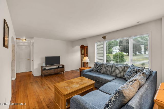 89 Oak Hill Road, Middletown, NJ 07748