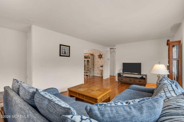 89 Oak Hill Road, Middletown, NJ 07748