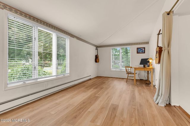 89 Oak Hill Road, Middletown, NJ 07748