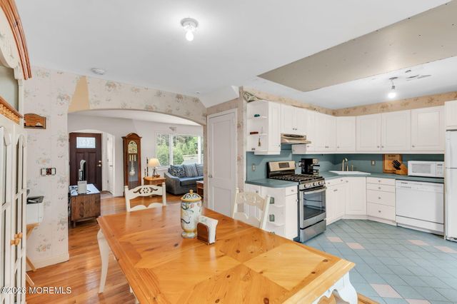 89 Oak Hill Road, Middletown, NJ 07748