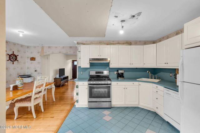 89 Oak Hill Road, Middletown, NJ 07748