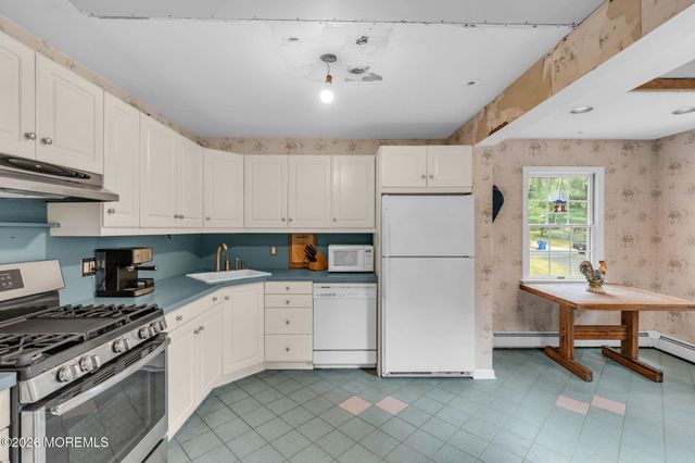 89 Oak Hill Road, Middletown, NJ 07748