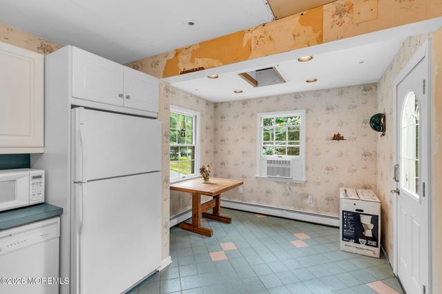 89 Oak Hill Road, Middletown, NJ 07748