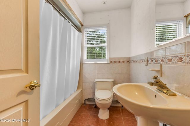 89 Oak Hill Road, Middletown, NJ 07748