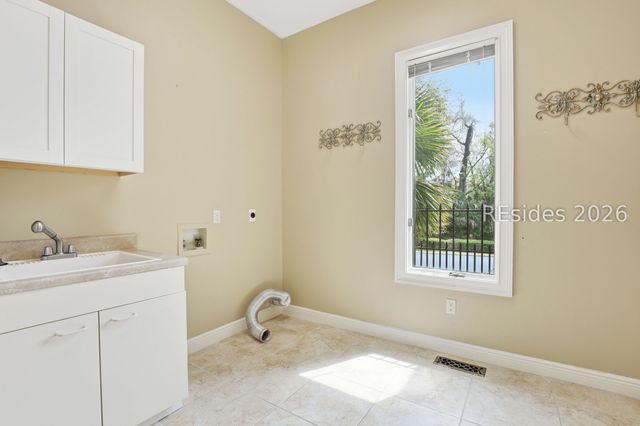 8 Leamington Ln, Hilton Head Island, SC 29928