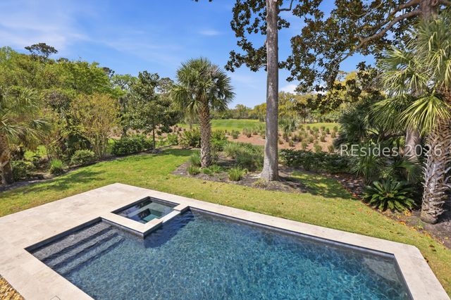 8 Leamington Ln, Hilton Head Island, SC 29928