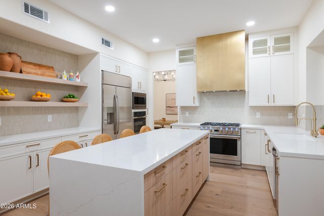5542 E ANDERSON Drive, Scottsdale, AZ 85254