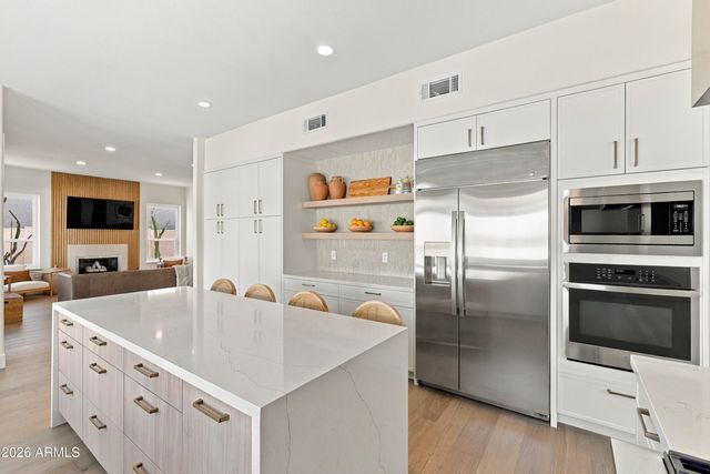 5542 E ANDERSON Drive, Scottsdale, AZ 85254