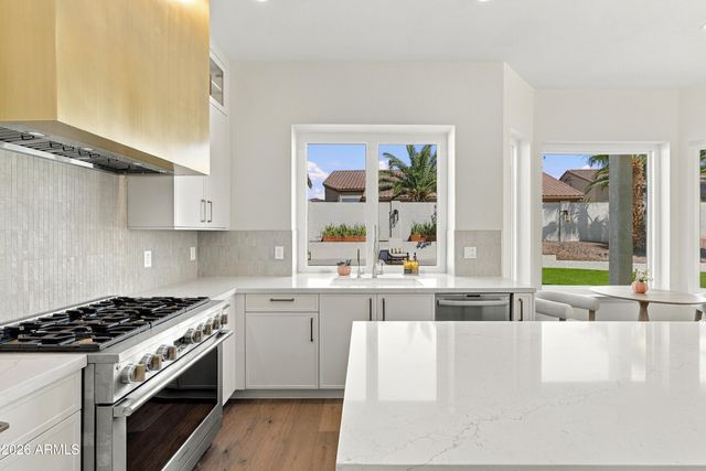 5542 E ANDERSON Drive, Scottsdale, AZ 85254