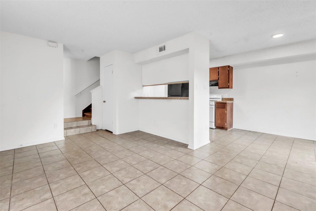 5805 Cougar DR A, Austin, TX 78745