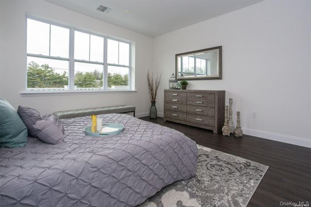 1046 New York Avenue 11, Huntington Station, NY 11746