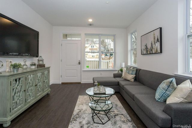 1046 New York Avenue 11, Huntington Station, NY 11746