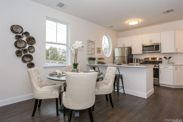 1046 New York Avenue 11, Huntington Station, NY 11746