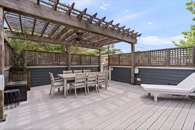 2225 W School Street, Chicago, IL 60618