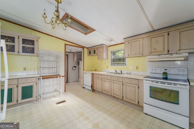 5768 Holly Drive, Blackshear, GA 31516