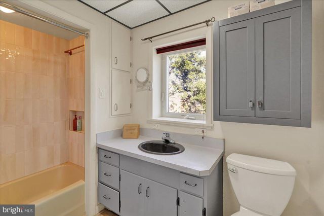 225 N CHURCH ST, Robesonia, PA 19551