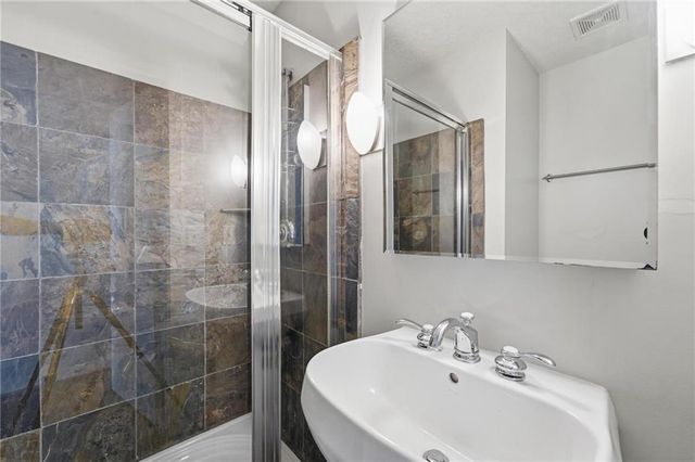 4577 Madison Avenue E4, Kansas City, MO 64111