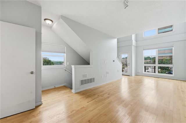 4577 Madison Avenue E4, Kansas City, MO 64111