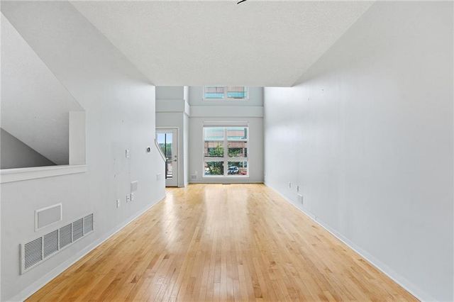 4577 Madison Avenue E4, Kansas City, MO 64111